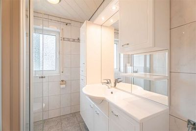 WEITERES BADEZIMMER!