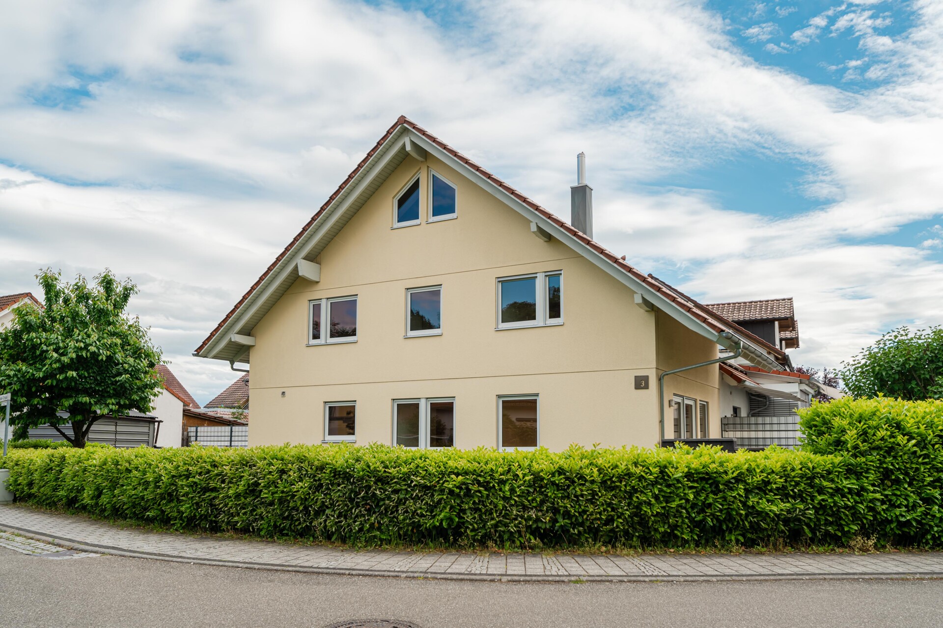 HAUSANSICHT STRAßE